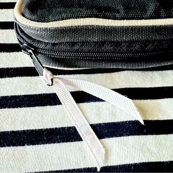 Authentic CHANEL canvas beauty pouch vintage rare - Picture 5 of 13